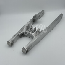 Lade das Bild in den Galerie-Viewer, Kawasaki KX80J 1987 Schwinge P/N 33001-1284