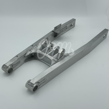 Lade das Bild in den Galerie-Viewer, Kawasaki KX80G2 1987 Schwinge P/N 33001-1282