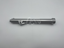 Lade das Bild in den Galerie-Viewer, Kawasaki KX80 1986-1987 Gabelbeine (2 Stück)