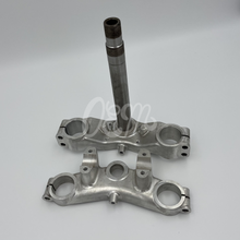 Lade das Bild in den Galerie-Viewer, Kawasaki KX80 1986–1987 Gabelbrücken (2 Stück)
